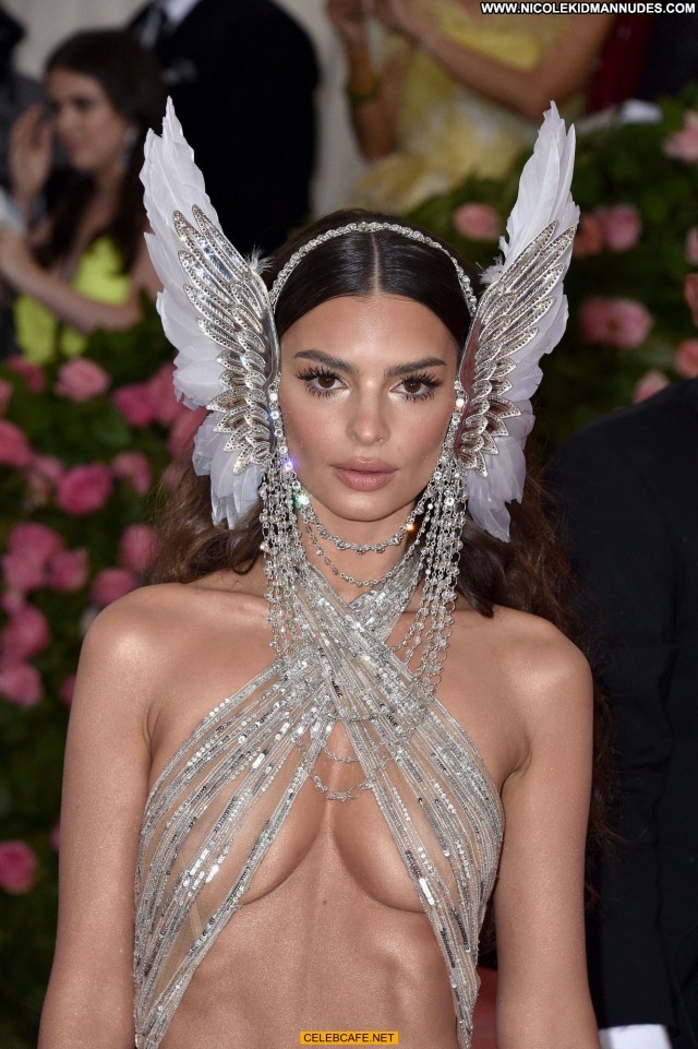 Emily Ratajkowski Babe Beautiful Celebrity Posing Hot See